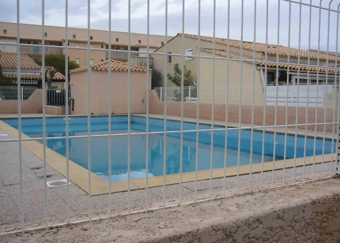 Avec Et Mezzanine A Proximite De La Agde