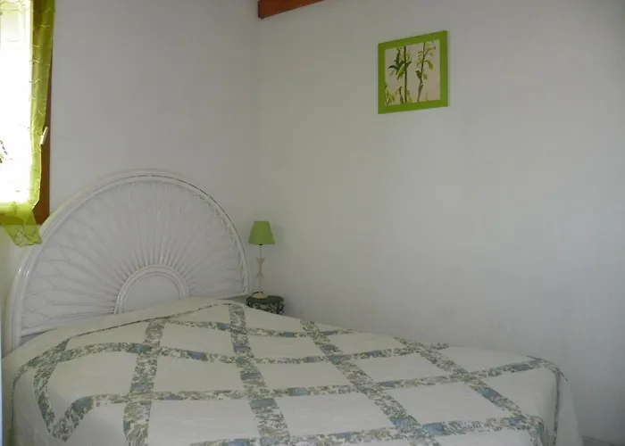 Avec Et Mezzanine A Proximite De La Agde